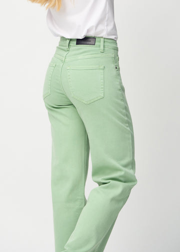 Lysegrønne loose jeans set bagfra tæt på for at vise detaljer.