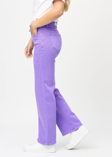 Lilla loose jeans set fra siden på model.