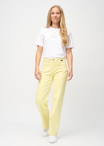 Fuldt billede af model i lysegule loose jeans.