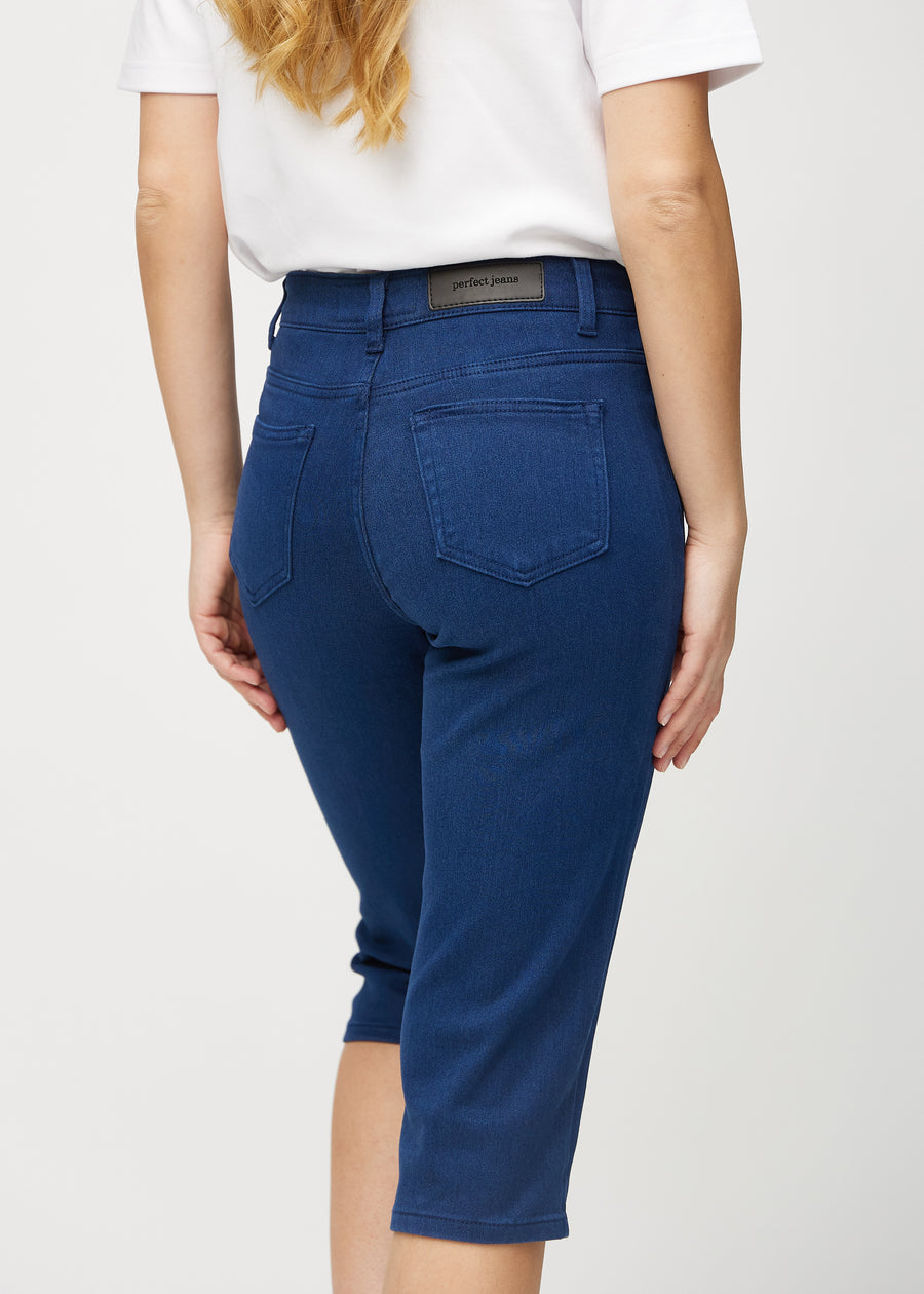 Mørkeblå regular capris set bagfra tæt på for at vise detaljer.