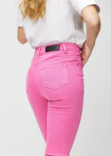 Lyserøde skinny jeans set bagfra tæt på for at vise detaljer.
