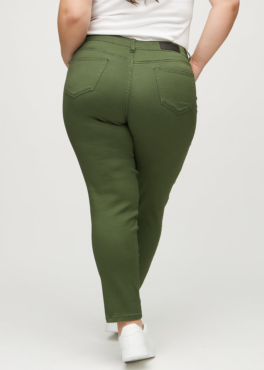 Mørkegrønne slim jeans set bagfra på en plus-size model, så man kan se hele produktet.