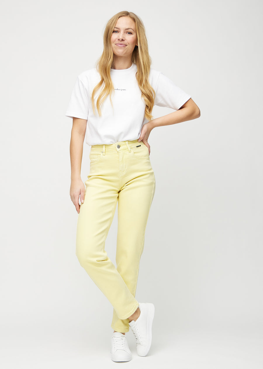 Fuldt billede af model i lysegule regular jeans.