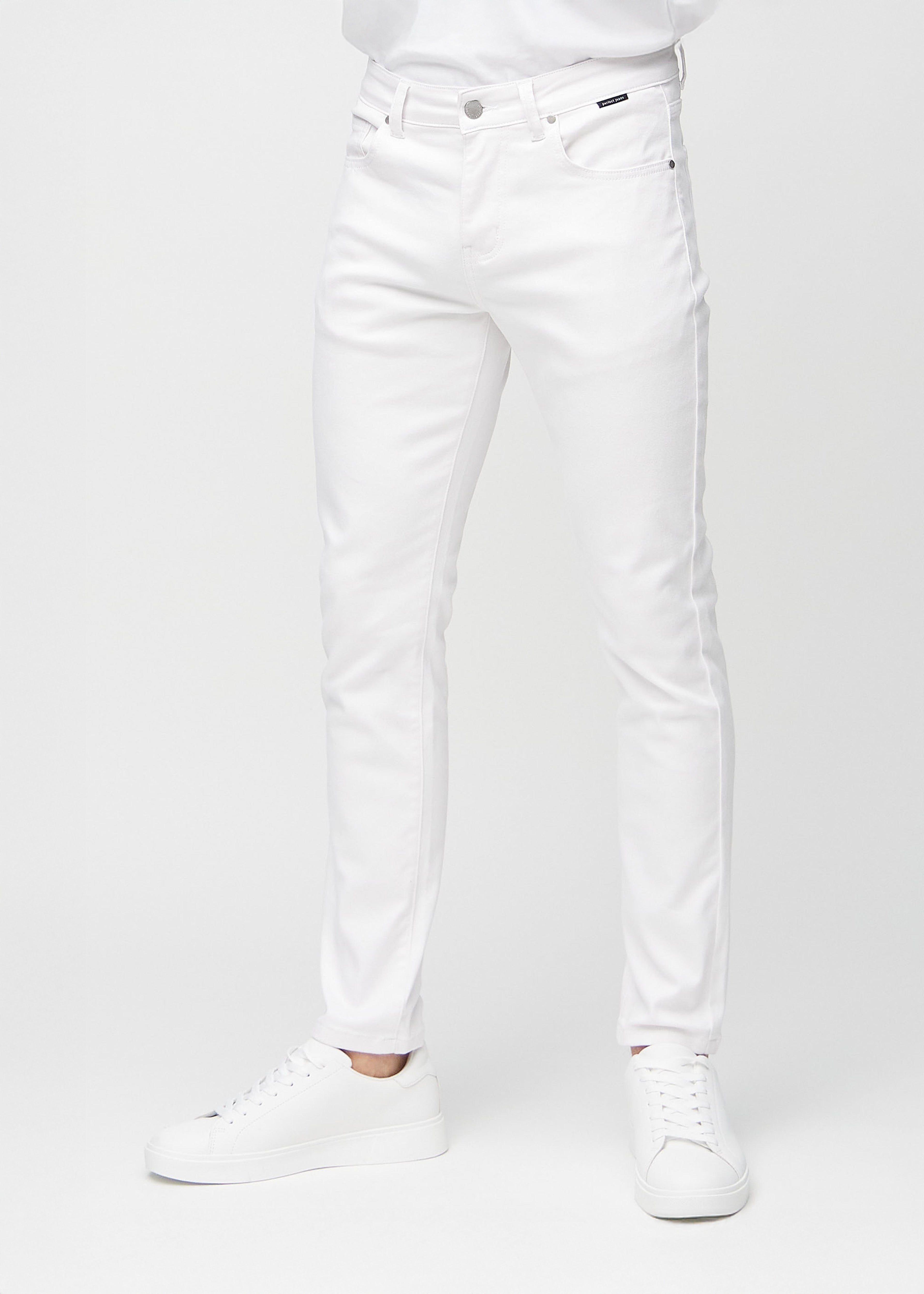 Mand iført hvide jeans fra Perfect Jeans