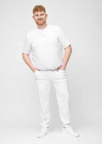 Fuldt billede af en plus-size model i hvide regular jeans.