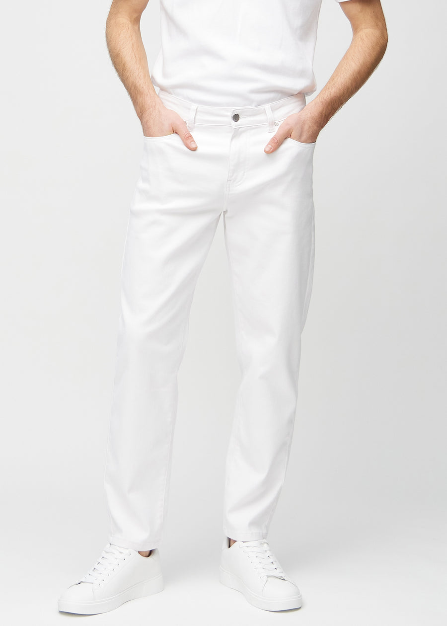 Hvide regular jeans, modelnavn Marguerites, som går lige ned langs benet, set forfra.