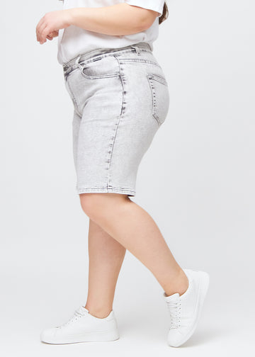 Kvinde i knælange lysegrå denim shorts