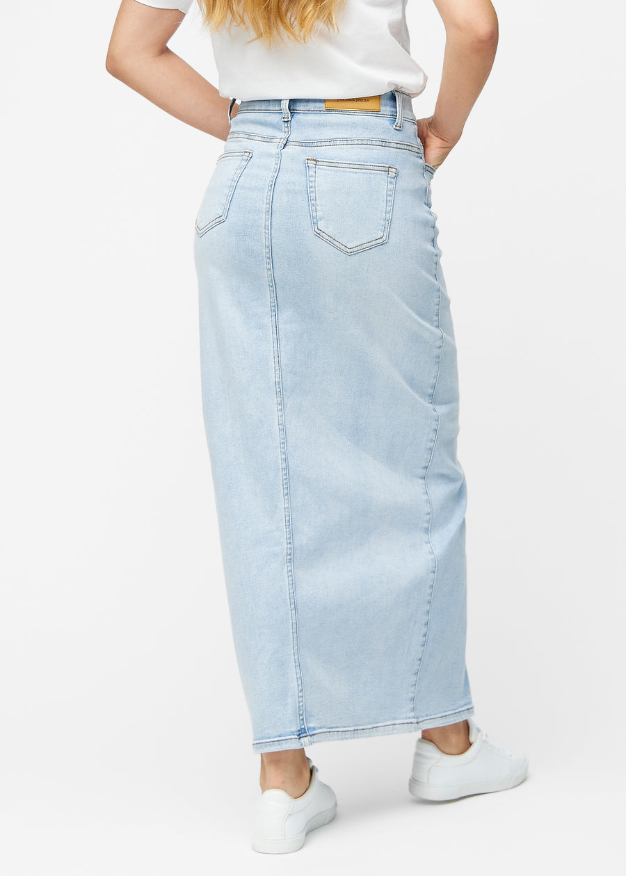 Lang, lyseblå denimnederdel i farven Waves med regulær pasform set bagfra, så hele nederdelens længde kan ses.