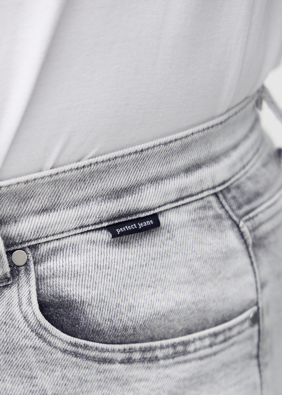 Forlommen på de lysegrå denim i farven Ashes – med tydeligt logo og syninger i fokus.