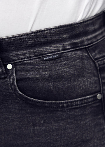 Baglommen på et par mørkegrå denim regular jeans, hvor man kan se logoet på en plus-size model.