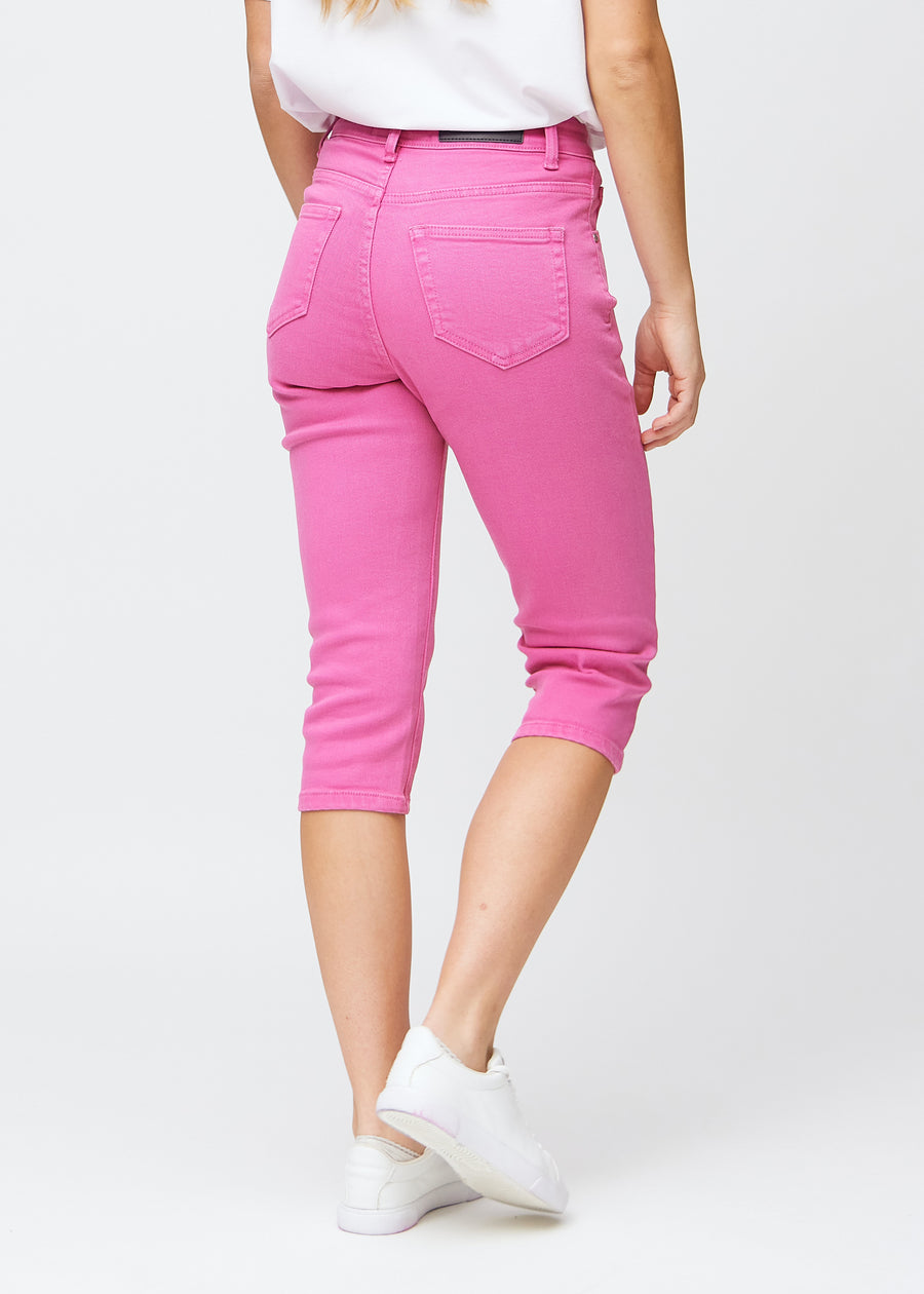 Lyserøde slim capris set bagfra – hele produktet vises på modellen med fokus på pasform og længde.