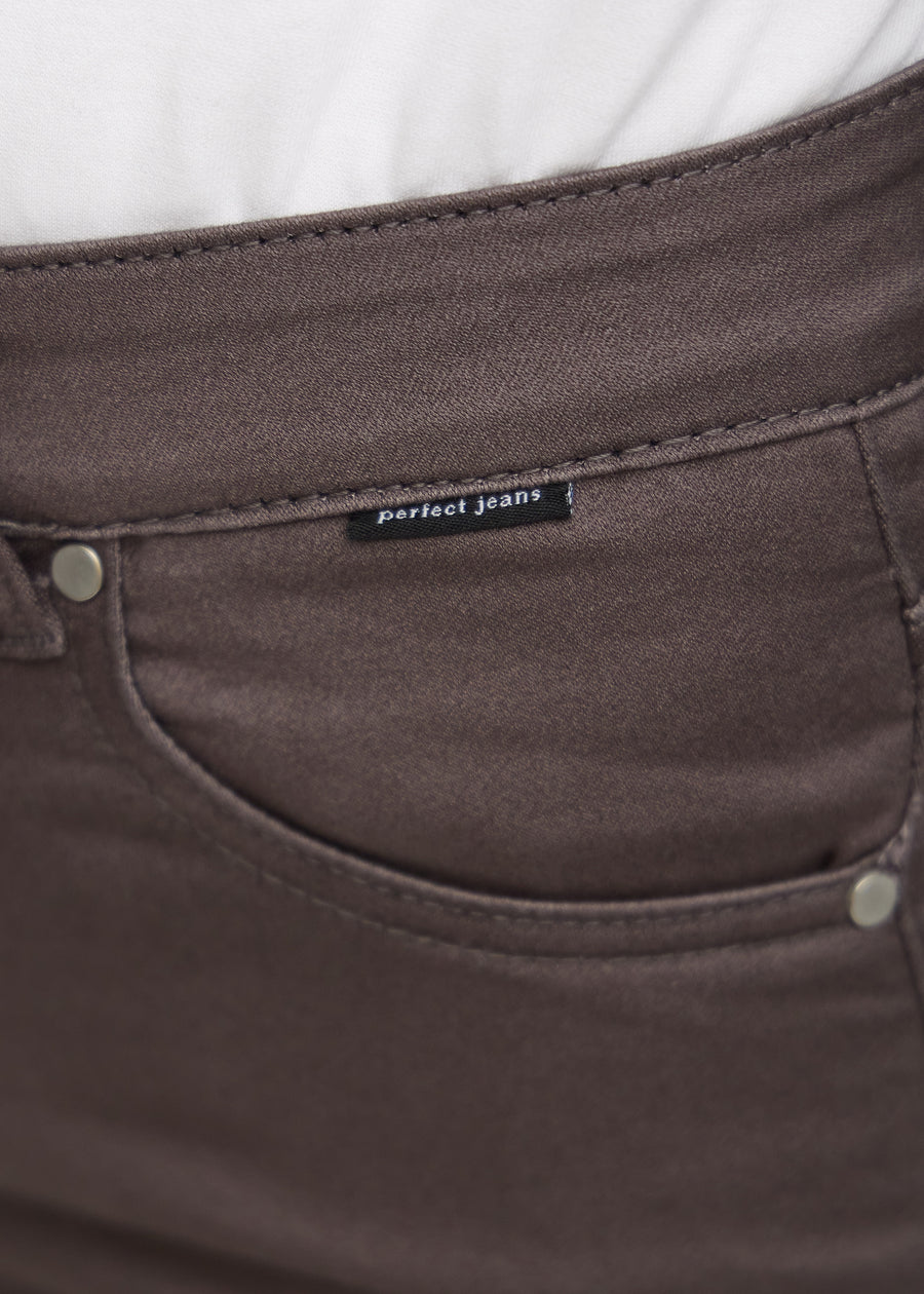 Forlommen på et par gråbrune jeans, hvor man kan se logoet.