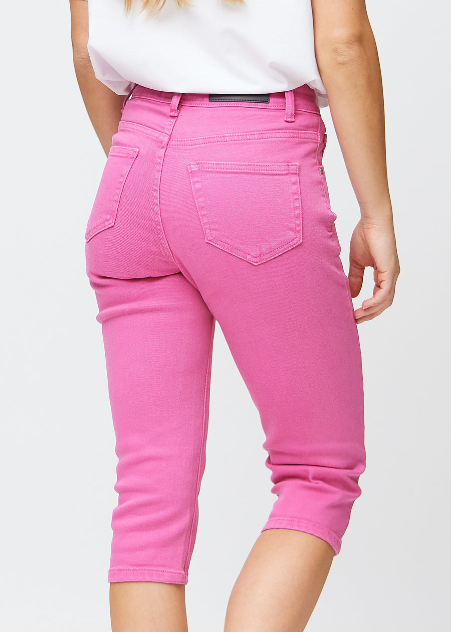 Tæt billede af de lyserøde slim capris bagfra, så man tydeligt kan se detaljer og lommer.