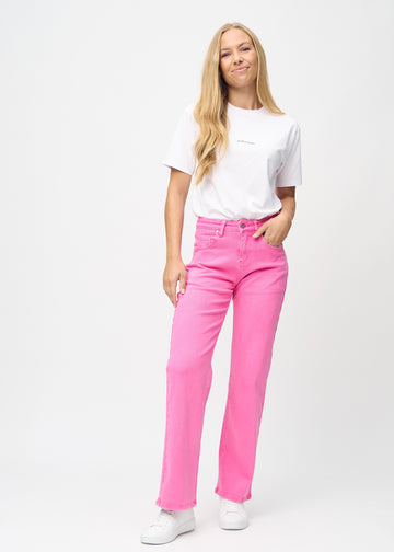 Model går ind i billedet, viser jeansene frem ved at strække i dem, dreje rundt, og derefter forlade billedet.