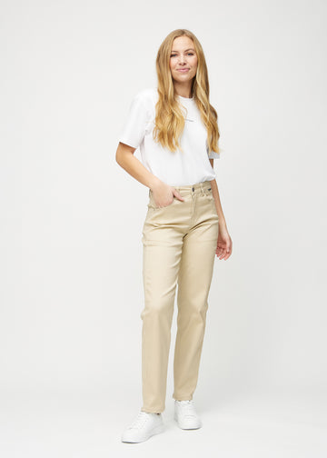 Fuldt billede af model i beige regular jeans.