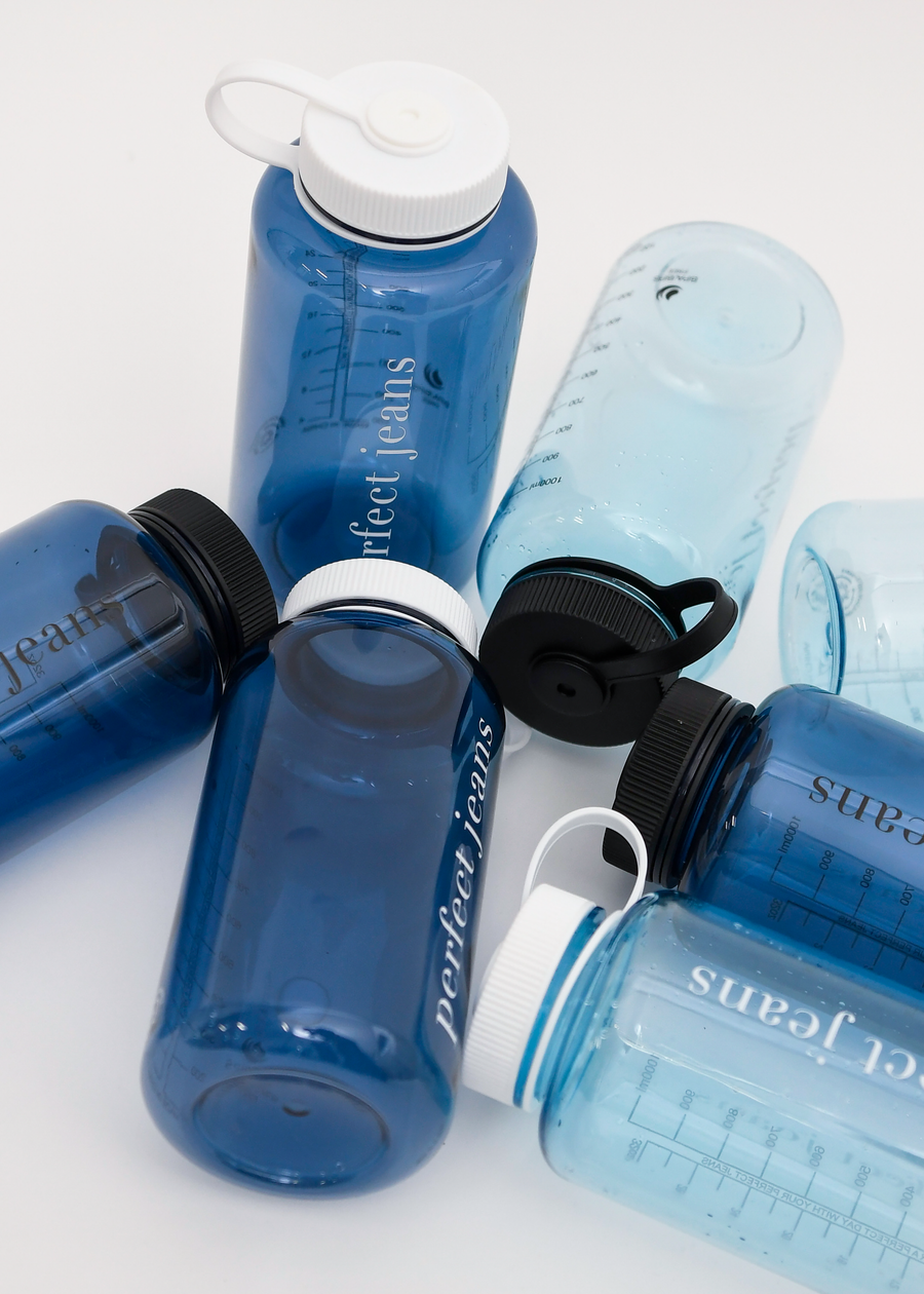 Fire forskellige varianter af blå vandflasker fra Perfect Jeans.
