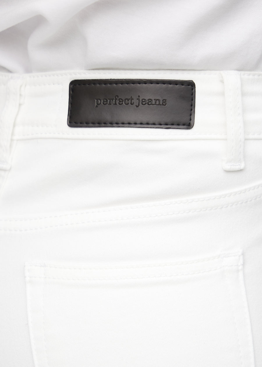 Nærbillede af hvidt jeansmateriale med Perfect Jeans læderpatch bagpå i taljen.