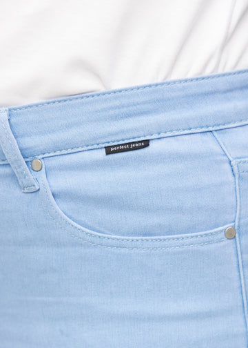 Nærbillede af lyseblåt jeansmateriale med Perfect Jeans logoetiket ved forlommekanten, på en plus-size model.