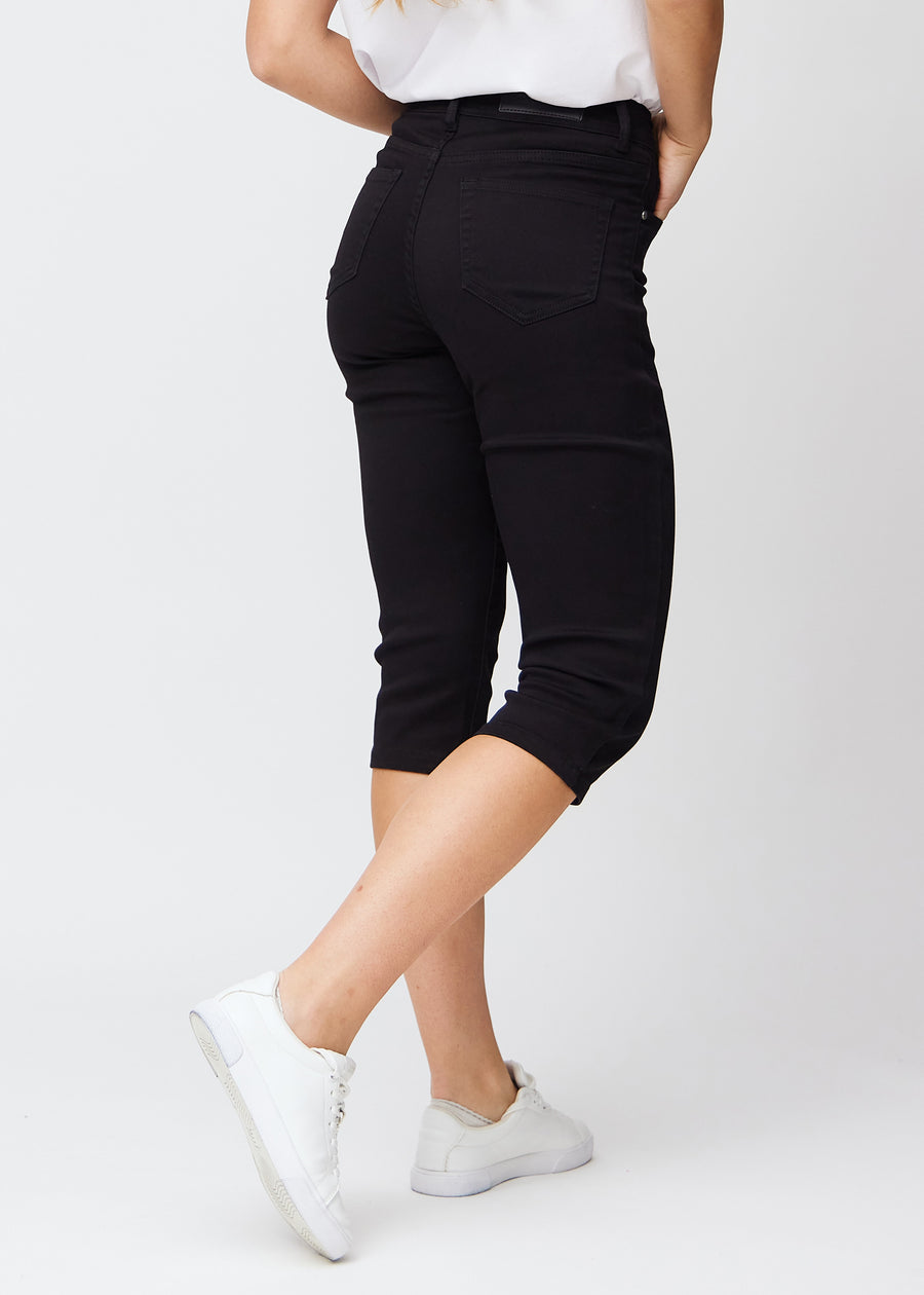  Sorte slim capris set bagfra – hele produktet vises på modellen med fokus på pasform og længde.