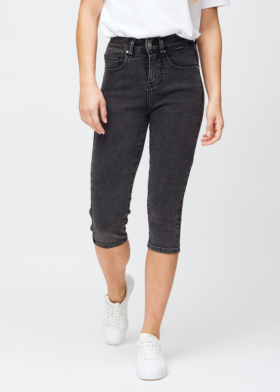 Mørkegrå denim slim capris, farve Shadows, med tætsiddende pasform der former benene og slutter lige under knæet – set forfra.