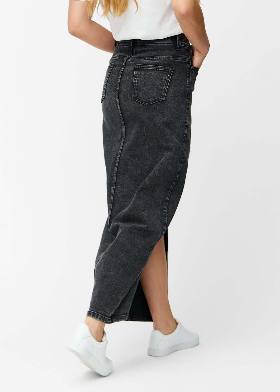 Lang, mørkegrå denimnederdel i farven Shadows med regulær pasform set bagfra, så hele nederdelens længde kan ses.