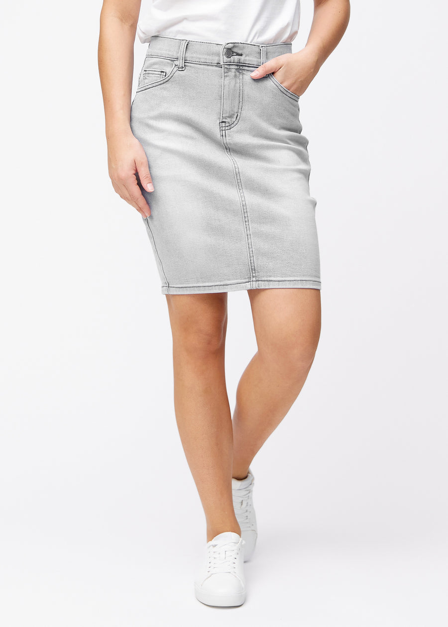 Lysegrå, tætsiddende og knælang denimnederdel i farven Ashes set forfra.