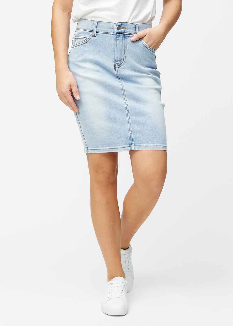 Lyseblå, tætsiddende og knælang denimnederdel i farven Waves set forfra.