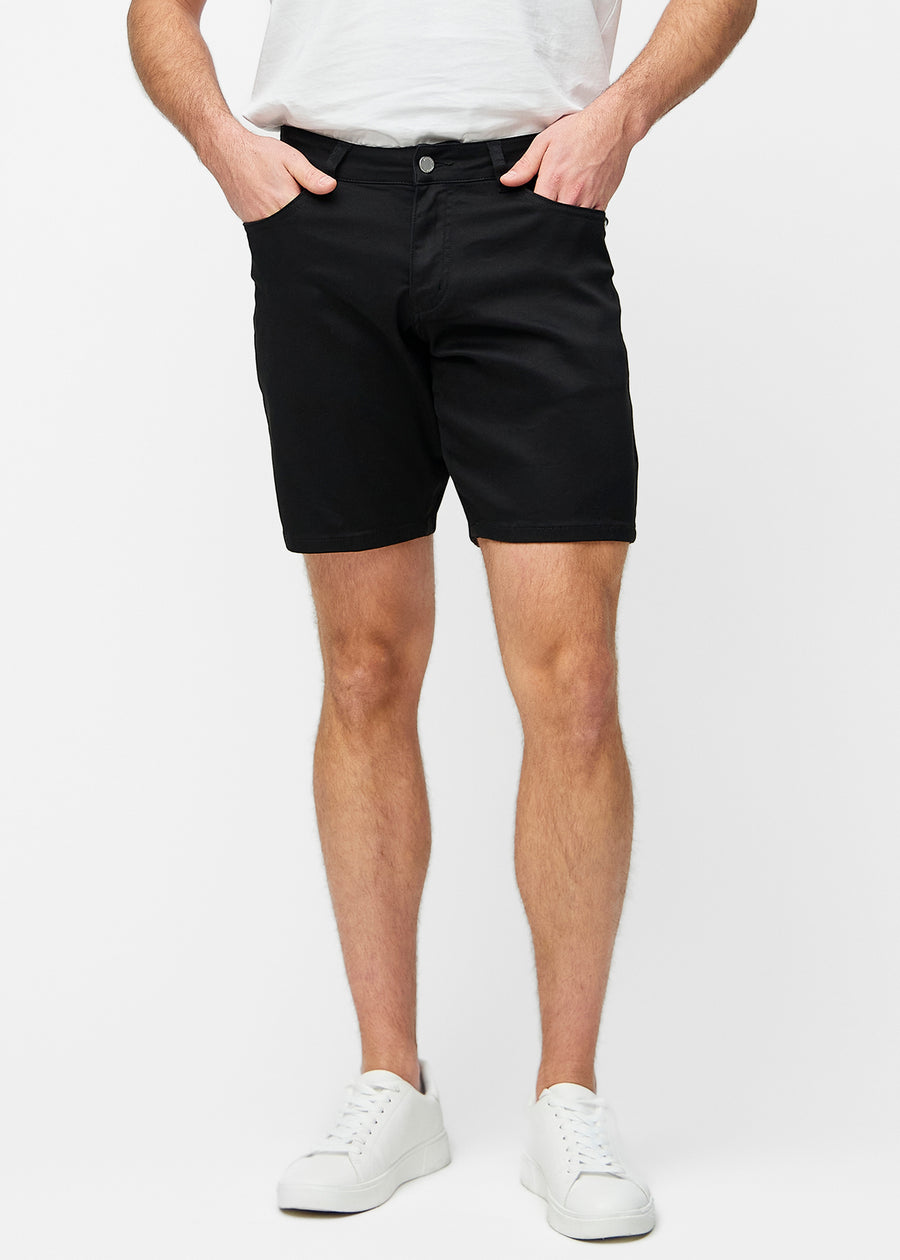 Black shorts for men in the colour Ravens with a regular fit that sits naturally at the hips and leaves room around the thighs, seen from the front.