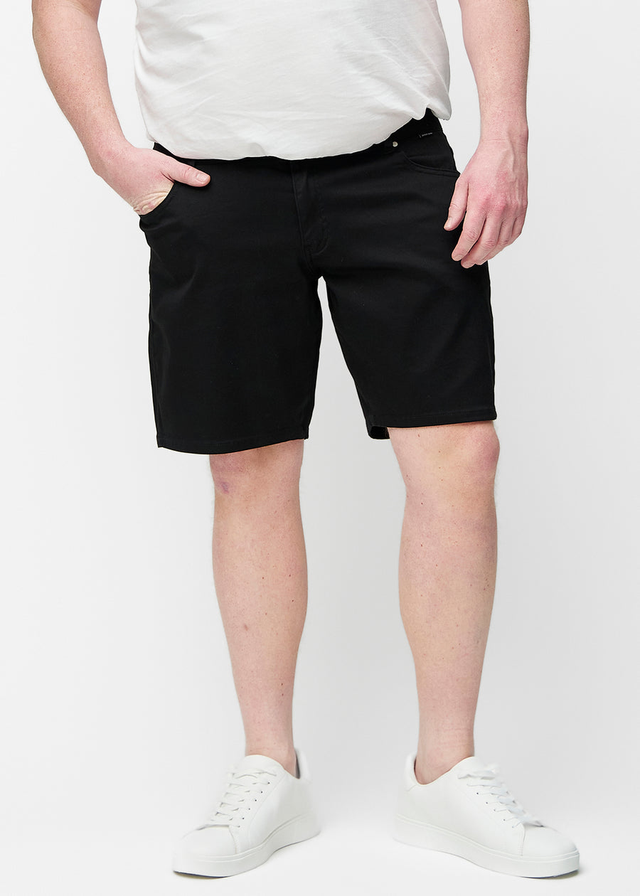 Black shorts for men in the colour Ravens with a regular fit seen from the front on a plus-size model.