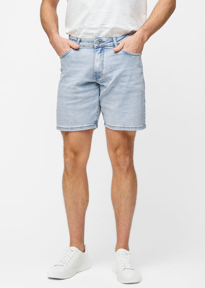 Light blue denim shorts for men in the colour Waves with a regular fit, sitting naturally at the hips and leaving room around the thighs, seen from the front.