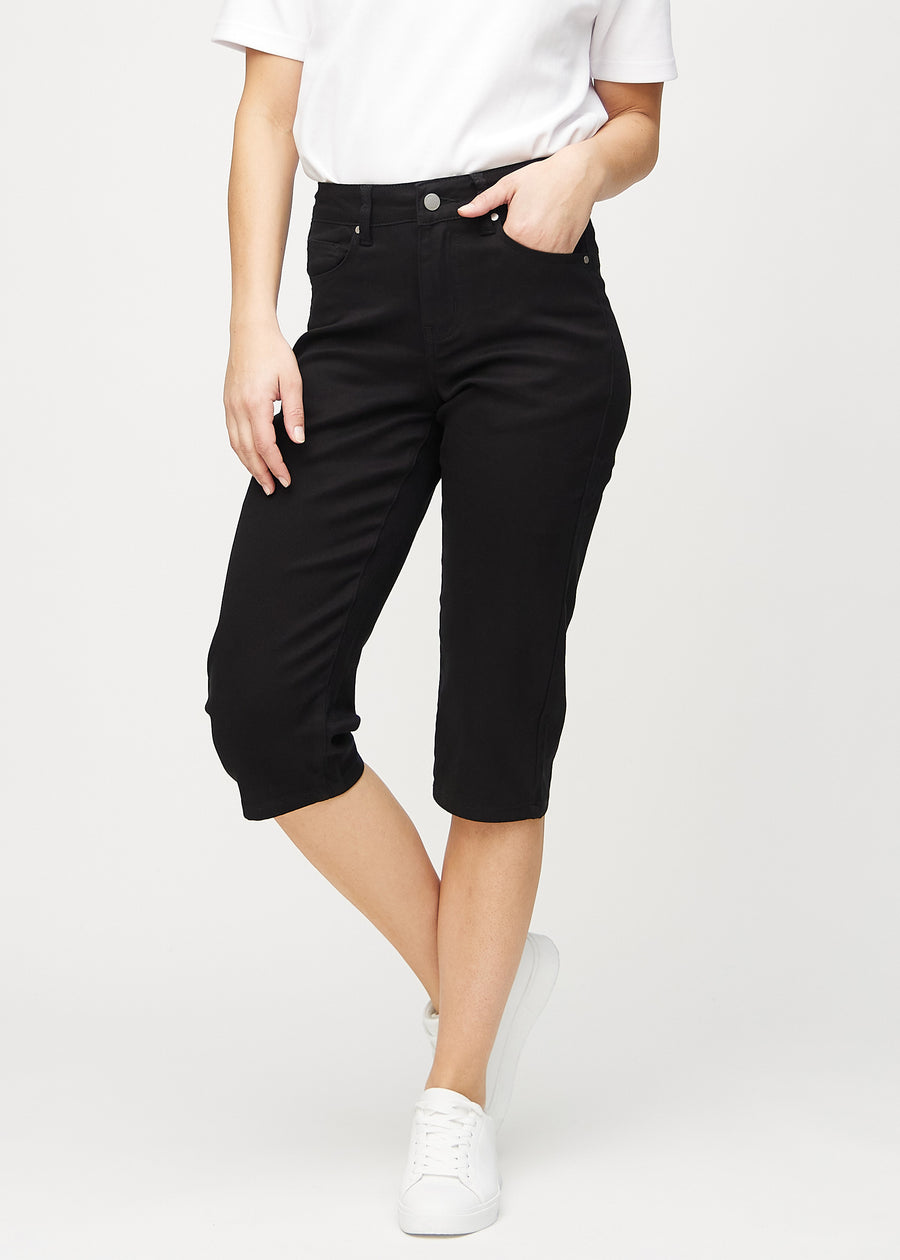 Black regular capris, model name Ravens, with a straight fit through the leg and ending just below the knee, front view.