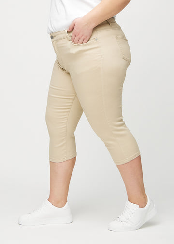 Skinny capris for women in beige fabric, color Gazelles. Side view on a plus-size model, showing the fitted cut.
