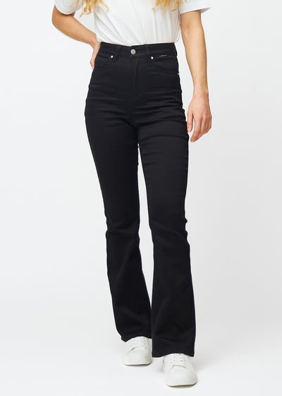Black high-waisted bootcut jeans, model name Ravens, which fit closely from the waist to the thigh and have a slight flare at the bottom, seen from the front.