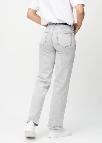 Loose jeans for women in light grey, color Ashes. Back view on a model, showing the overall relaxed fit.