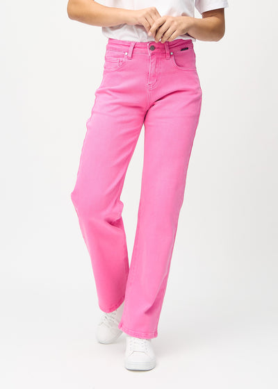 Light pink loose jeans, model name Flamingos, which is loose-fitting with plenty of width in the legs, seen from the front.
