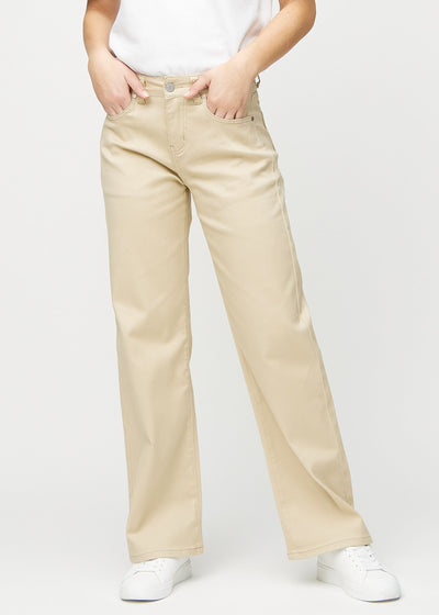 Beige loose jeans, model name Gazelles, which is loose-fitting with plenty of width in the legs, seen from the front.