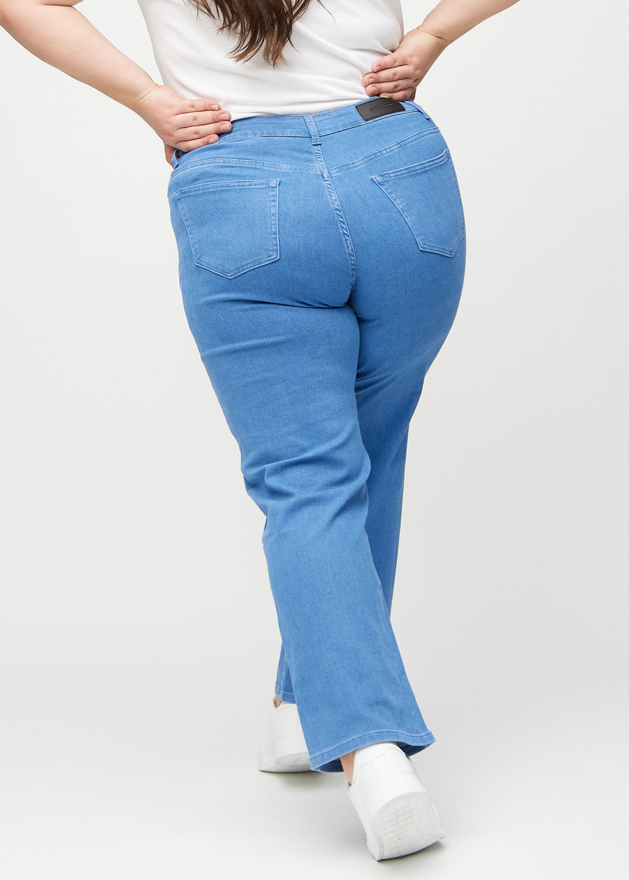 Loose jeans for women in blue, color Geraniums. Back view on a plus-size model, showing the overall relaxed fit.