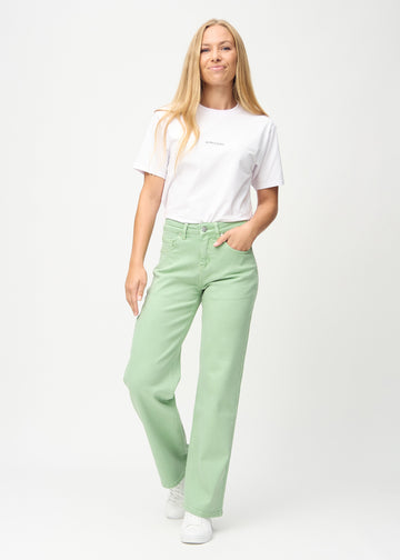 Loose jeans for women in light green, color Mints. Full-length view of a model wearing the loose-fit jeans.