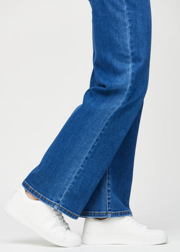 The ankles of a model, so you can see how loosely the jeans fit.
