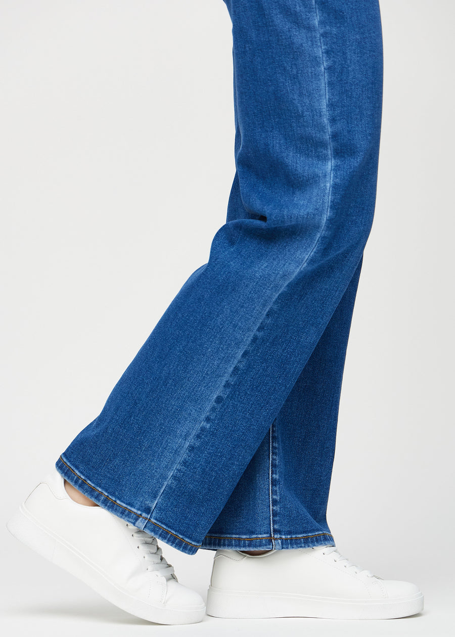 The ankles of a model, so you can see how loosely the jeans fit.