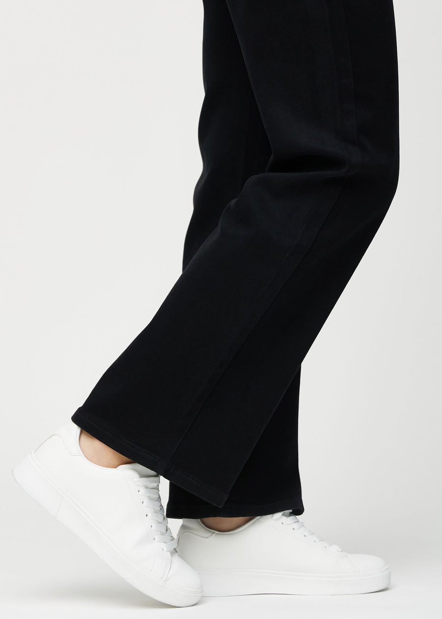 The ankles of a model, so you can see how loosely the jeans fit in a Loose fit.