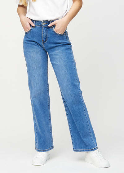 Denim loose jeans, model name Rivers, which is loose-fitting with plenty of width in the legs, seen from the front.