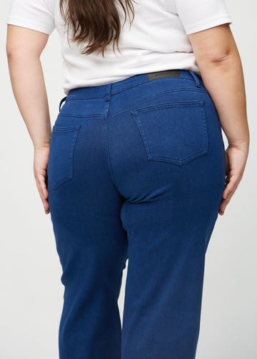Loose jeans for women in dark blue, color Royals. Close-up from behind on a plus-size model, showing the fit and details.