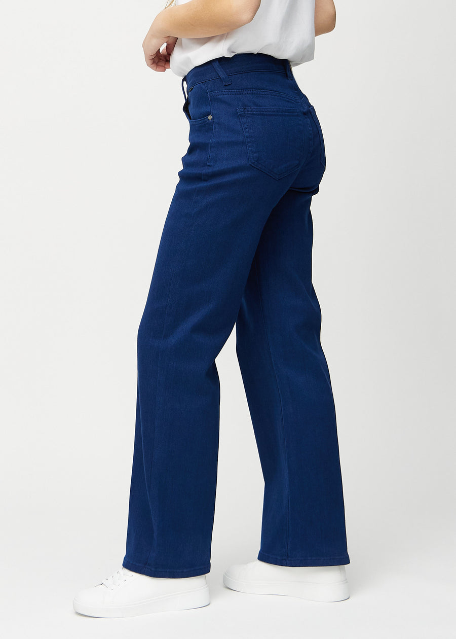 Loose jeans for women in dark blue, color Royals. Side view on a model, showing the loose fit.