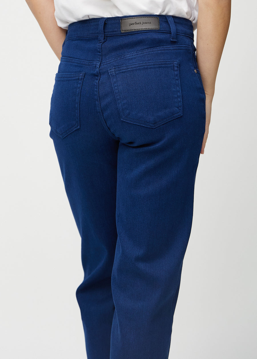 Loose jeans for women in dark blue, color Royals. Close-up from behind on a model, showing the fit and details.