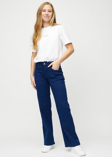 Loose jeans for women in dark blue, color Royals. Full-length view of a model wearing the loose-fit jeans.