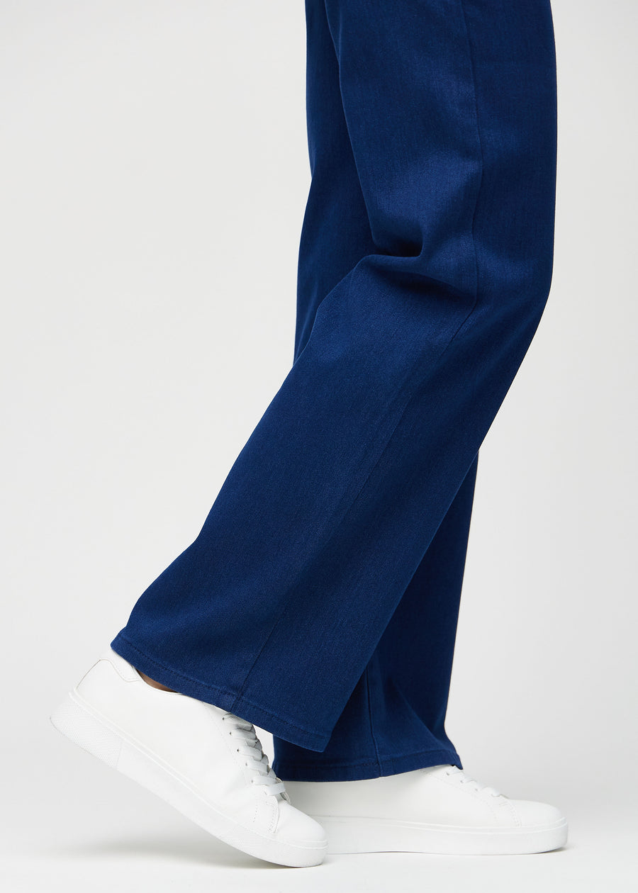 Loose jeans for women in dark blue, color Royals. Close-up at the ankles on a model, showing the wide leg openings.