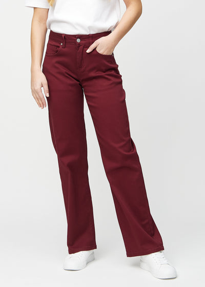 Dark red loose jeans, model name Santas, which are loose-fitting with plenty of width in the legs, seen from the front.