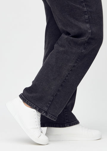 Loose jeans for women in dark grey, color Shadows. Close-up at the ankles on a plus-size model, showing the wide leg openings.