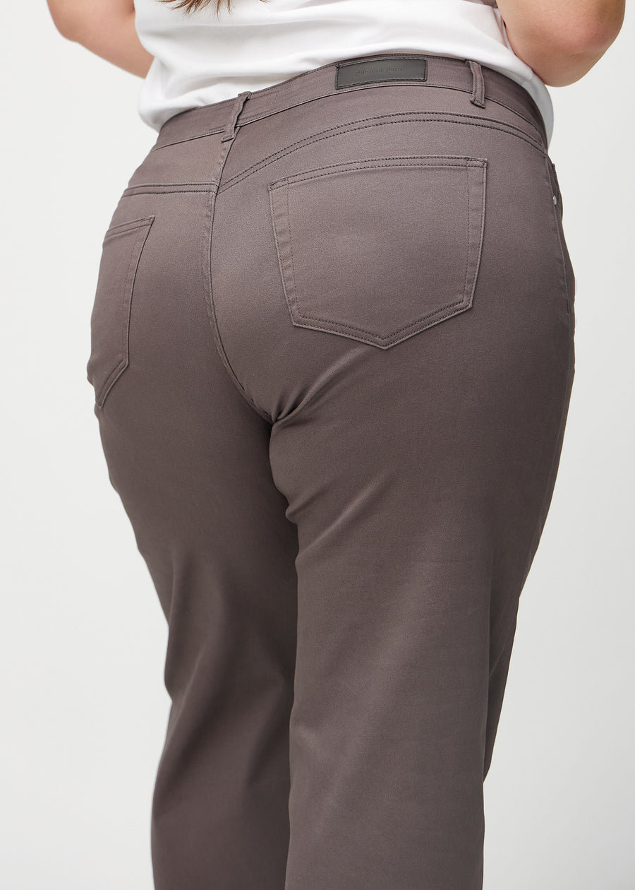 Loose jeans for women in grey-brown, color Thunders. Close-up from behind on a plus-size model, showing the fit and details.